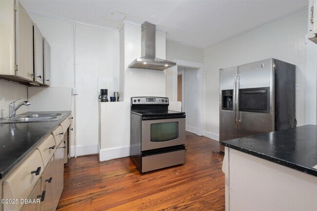 Building Photo - 121 Bellevue Ave