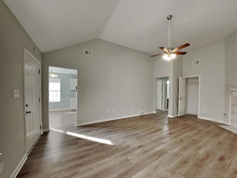 Building Photo - 5849 Amaray Cove