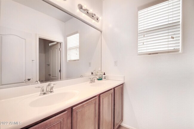 Building Photo - 1120 N Crosscreek Dr