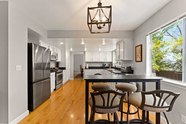 Building Photo - Fully Furnished Modern Home With Great Location