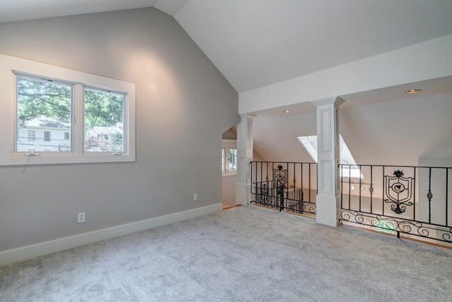 Building Photo - 316 9th St NE