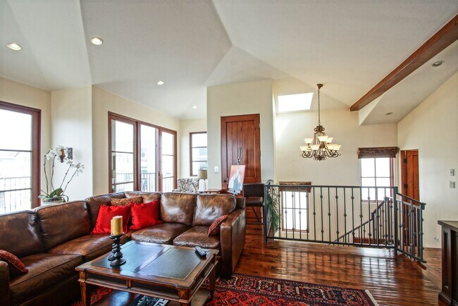 Building Photo - LUXURIOUS & FULLY FURNISHED, 2800 SQ FT WALKSTREET HOME W/ GREAT OCEAN VIEWS, LARGE DECK, 3 BALCO...