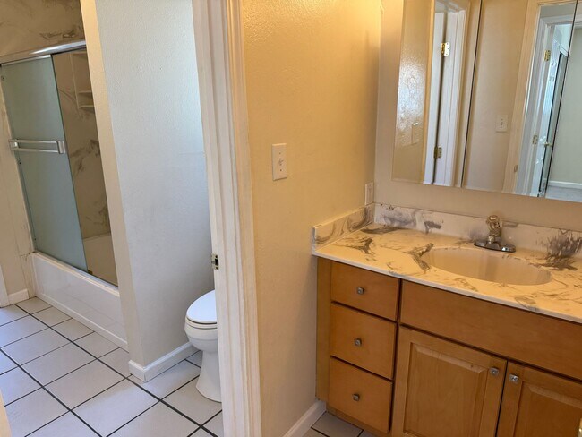 Building Photo - 2225 Hillsborough Ct