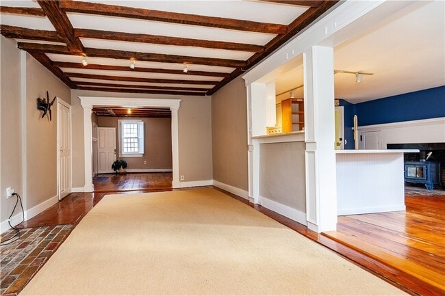 Building Photo - 19 King St