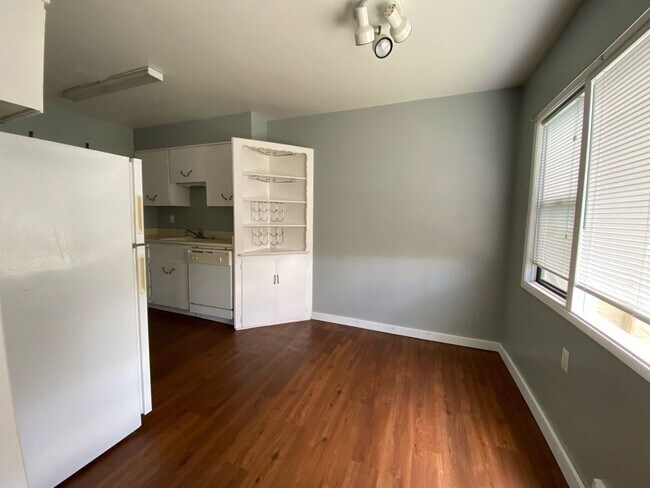 Building Photo - 481-483 Merritt