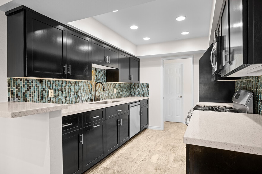 Building Photo - 323 N Jackson St