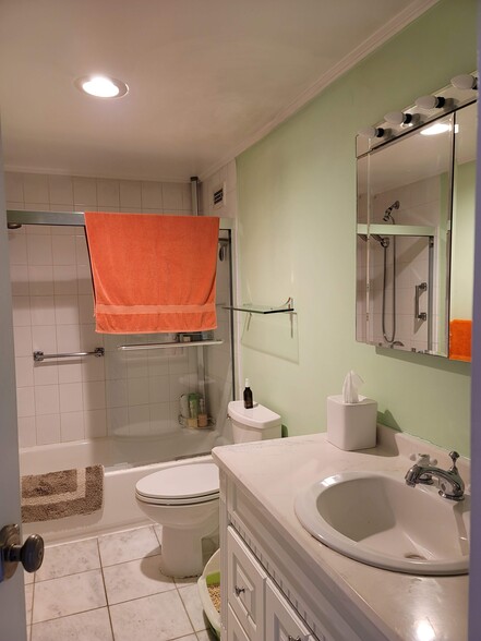 Bathroom - 5225 Pooks Hill Rd