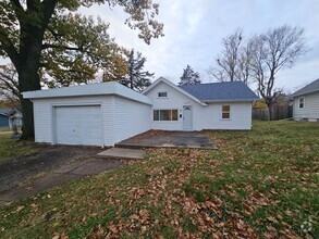 Building Photo - 3 Bedroom 1 Bathroom Home with attached ga...