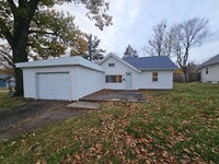 Building Photo - 3 Bedroom 1 Bathroom Home with Spacious Ba...