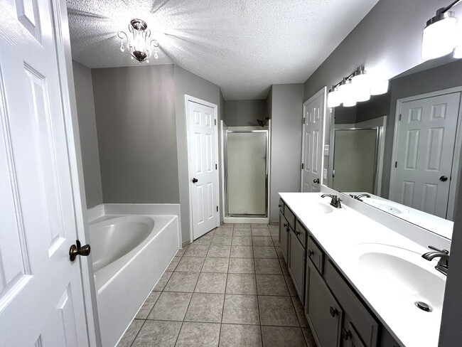 Building Photo - 3604-3604 Meadowlake Dr