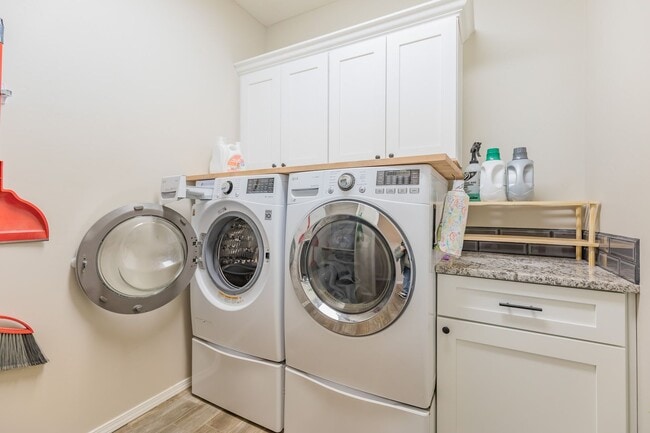 Building Photo - Modern 4 Bed 3 Bath - Pets Allowed!