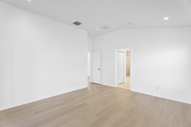 Building Photo - 1391 SW Bellevue Ave
