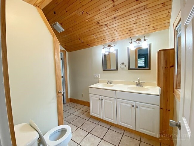 Building Photo - 807 Mt Jefferson Rd