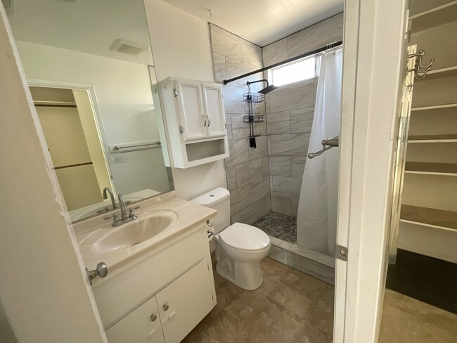 Building Photo - Charming Clovis 3/2 Home with New Solar Sy...