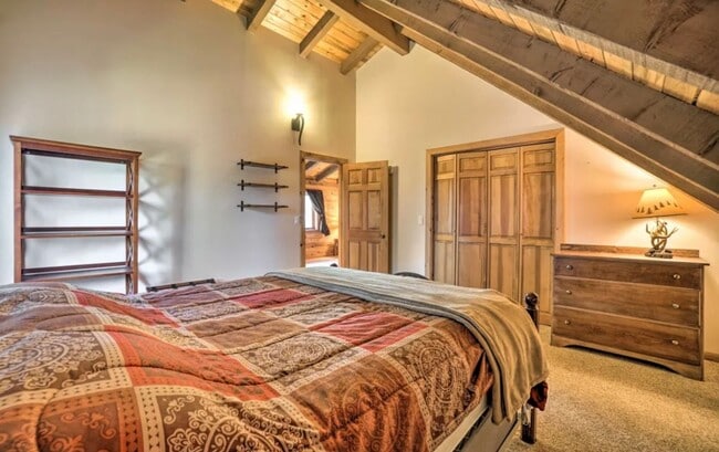 Building Photo - SEASONAL 4bd 2ba log home