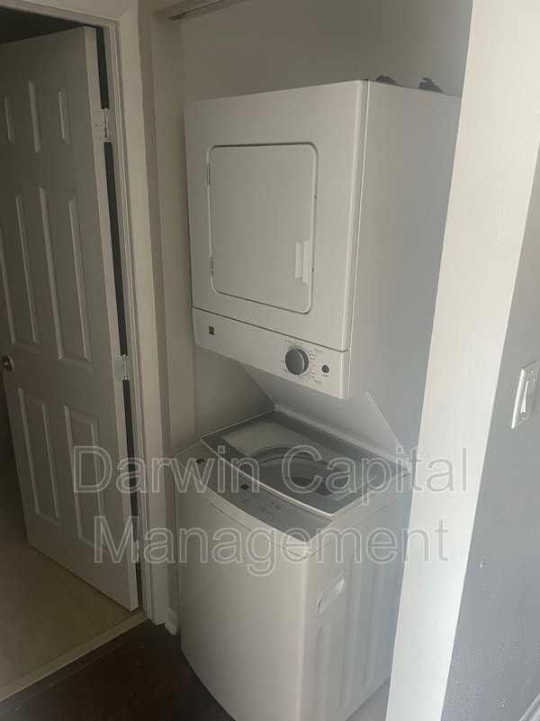 Building Photo - 700 Tara Dr