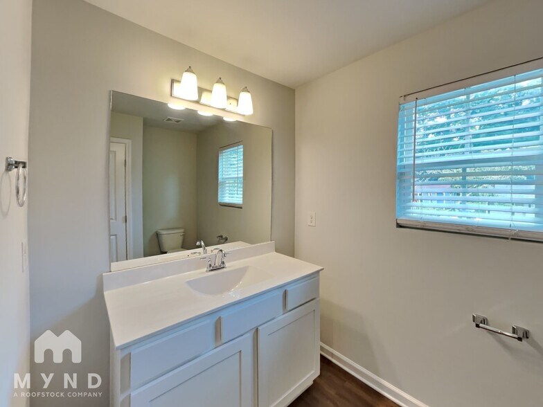 Building Photo - 1110 Wedgewood Dr NW