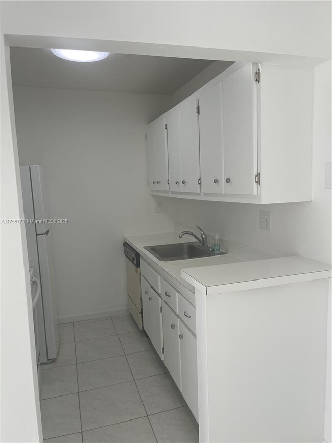 Building Photo - 10790 N Kendall Dr