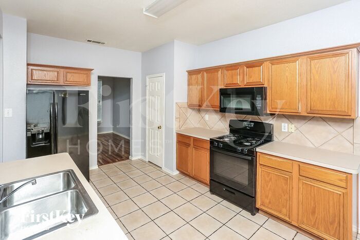 Building Photo - 7949 Greengate Dr