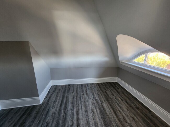 Building Photo - Large 1BR Unit - Freshly Remodeled