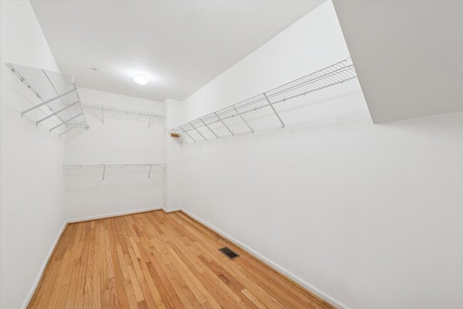 Building Photo - Avaible now, 3B/2.5B Townhome in Whiteland Woods!