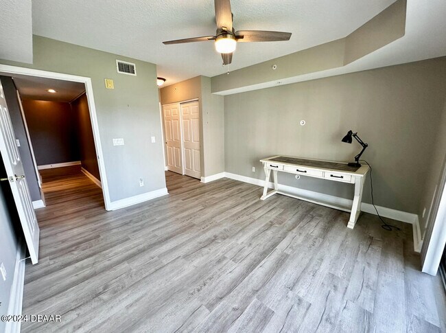 Building Photo - 4670 Links Village Dr