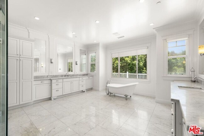 Building Photo - 453 S Bentley Ave
