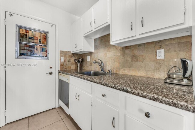 Building Photo - 525 Coral Wy