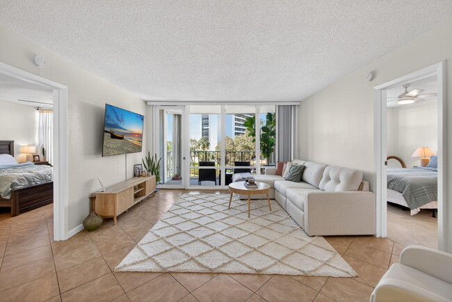 Building Photo - 336 Golfview Rd