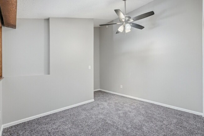 Building Photo - $1,740.95 - 2 bed/1 bath, cozy Denver Condo!