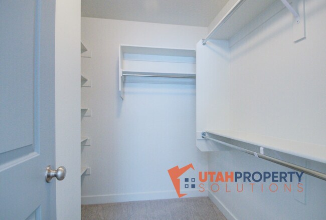 Building Photo - 1013 W 400 S