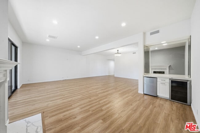 Building Photo - 141 S Linden Dr