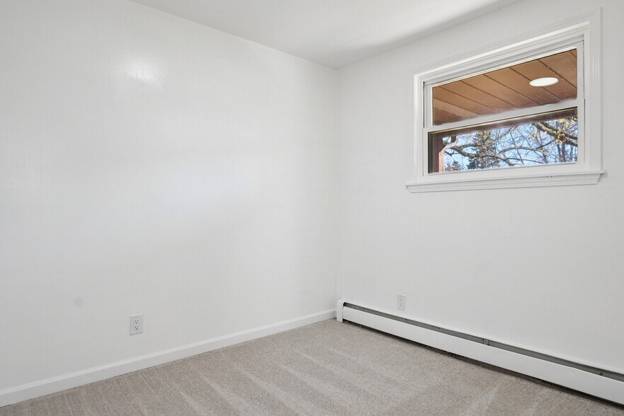 Building Photo - 20916 Pinecrest St