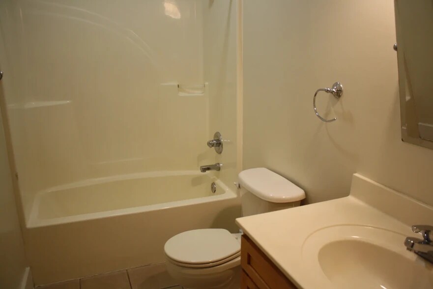 Building Photo - 440 E 2nd St