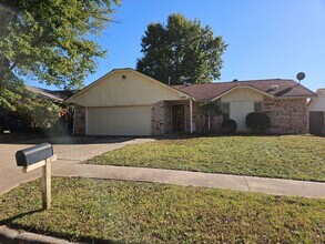 Building Photo - (3) Bed/(2) Bath Avail NOW! Oakhurst Addition!