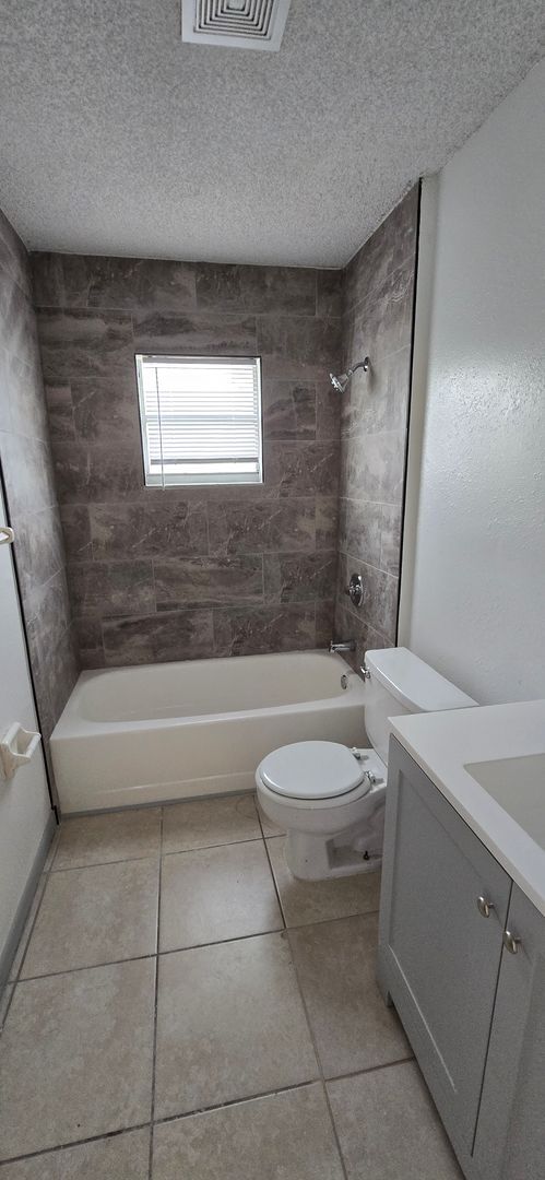 Building Photo - SPACIOUS 2 BEDROOM 1 BATH DUPLEX LOCATED I...