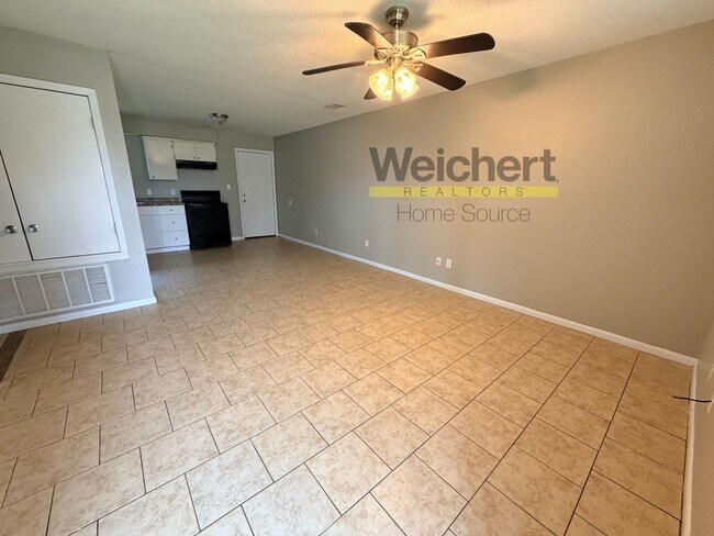Building Photo - 3 bedroom, 2 bath Apartment close to University