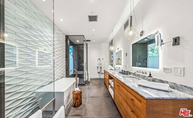 Building Photo - 727 N Beverly Glen Blvd