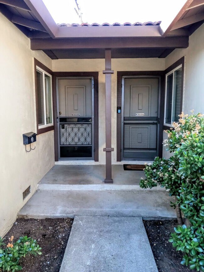 Building Photo - Charming 2bd Duplex With Private Yard & Garage