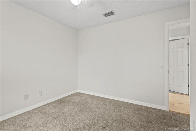 Building Photo - 517 SW College Park Rd