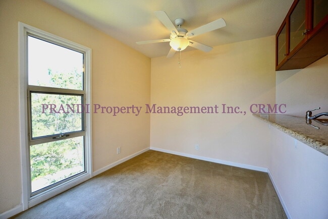 Building Photo - Top Floor Corner Unit with Mountain and Ba...