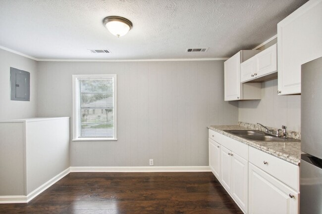 Building Photo - Large 2BR/2BA Eastside Savannah House For Rent