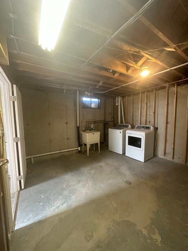 Building Photo - 10944 Larry Dr