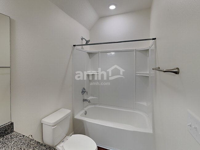 Building Photo - 3084 Creek Village Ln