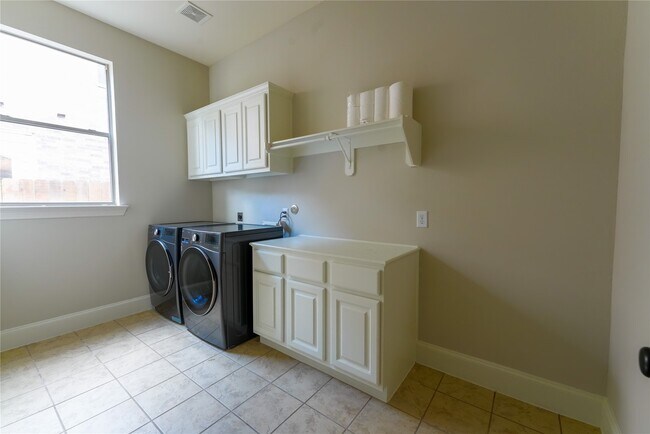 Building Photo - 25411 Springwood Lake Dr