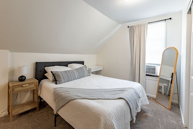 Building Photo - Charming 2 Bedroom with Fenced Yard & Parking Near Old Market!