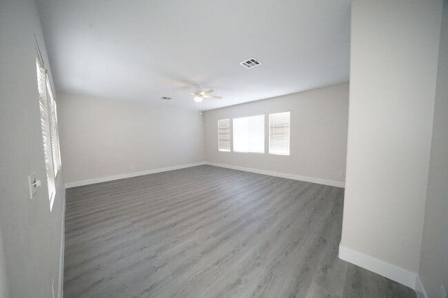 Building Photo - SHOWINGS AVAILABLE NOW