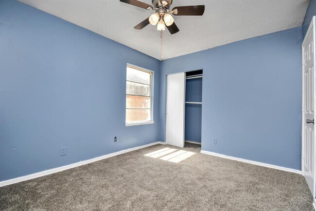 Building Photo - 1404 Briarwood Dr