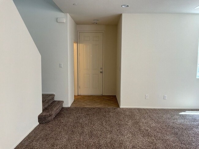 Building Photo - 2 Story detached home 3 bedrooms 2.5 bathrooms 2 car garage