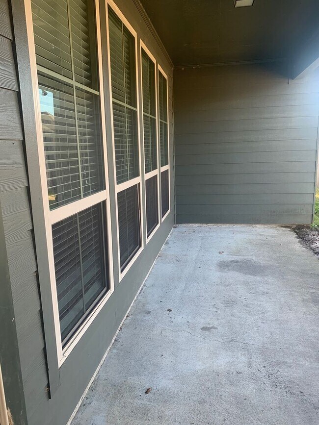 Building Photo - 4BR/3BA